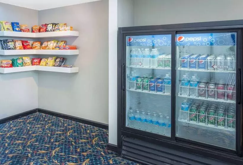 هتل Wyndham Garden Conference Center Champaign/urbana