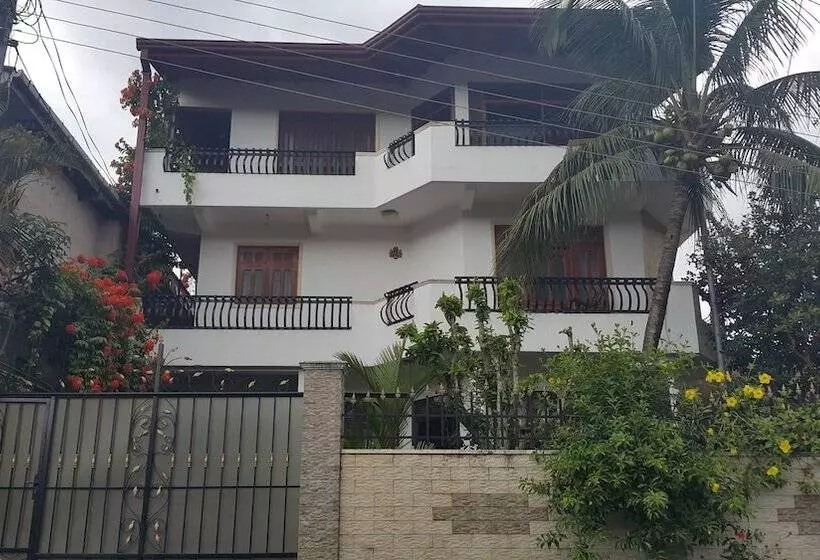 تختخواب و صبحانه Resident View Homestay