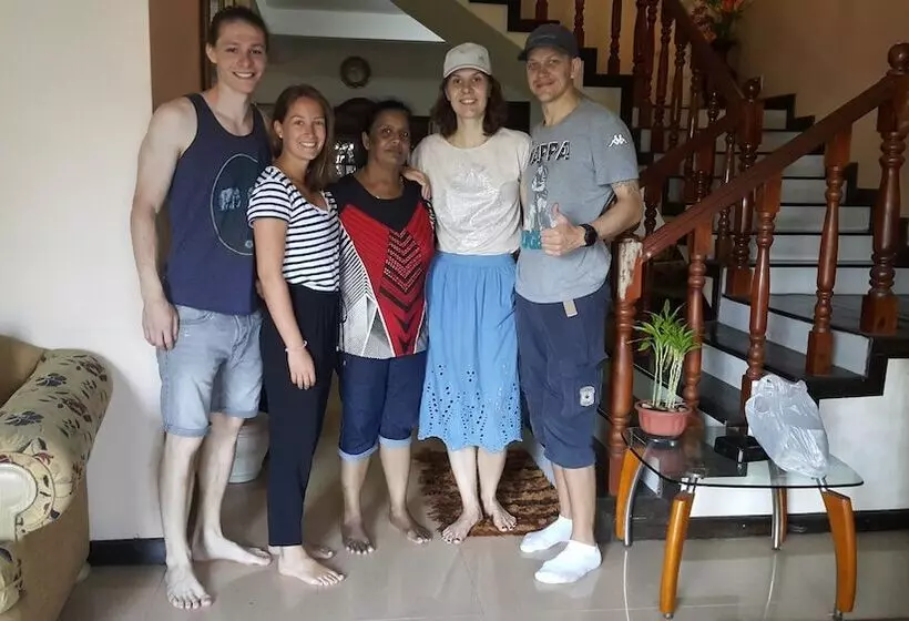 تختخواب و صبحانه Resident View Homestay