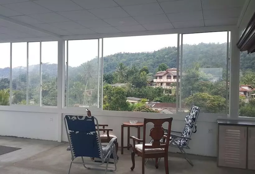 تختخواب و صبحانه Resident View Homestay