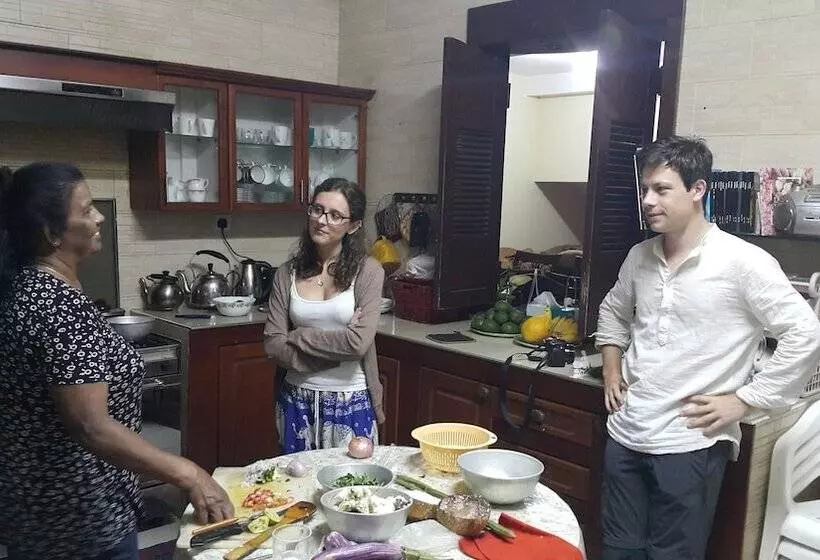 تختخواب و صبحانه Resident View Homestay