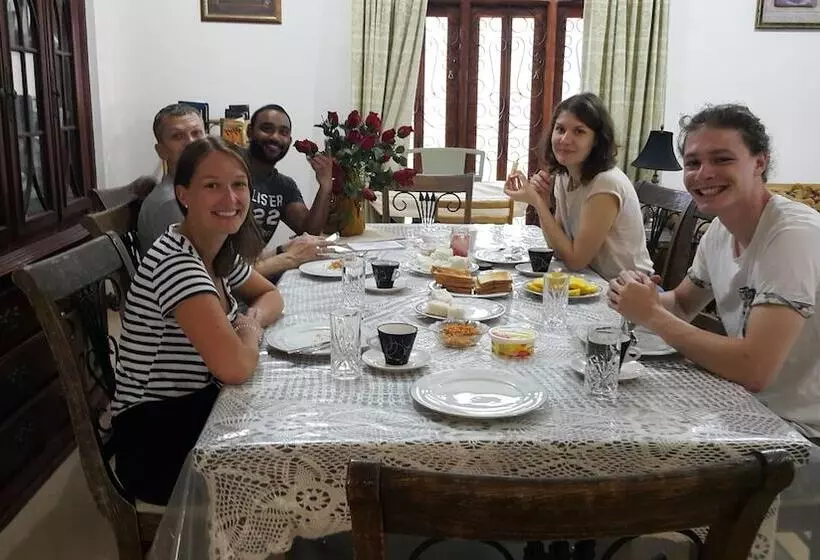 تختخواب و صبحانه Resident View Homestay