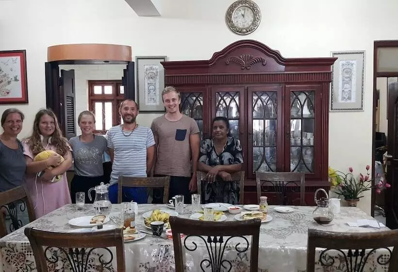تختخواب و صبحانه Resident View Homestay