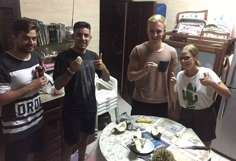 تختخواب و صبحانه Resident View Homestay