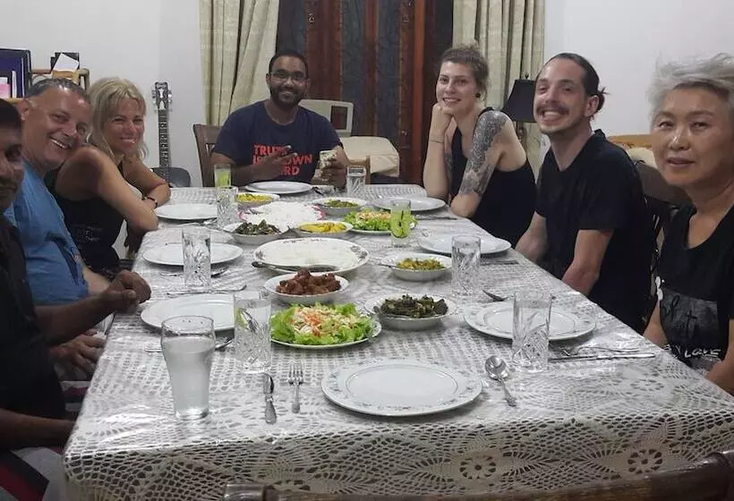 تختخواب و صبحانه Resident View Homestay