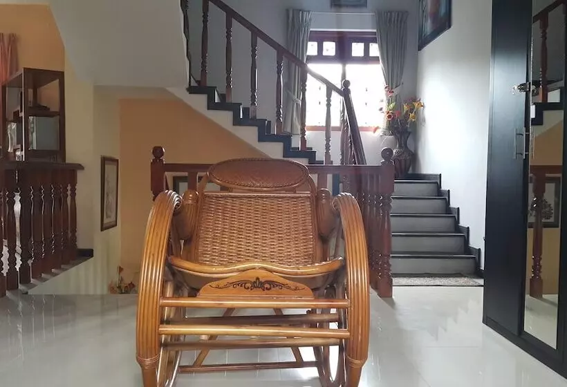 تختخواب و صبحانه Resident View Homestay