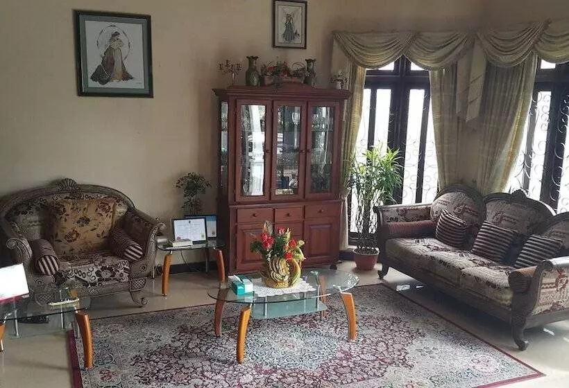 تختخواب و صبحانه Resident View Homestay