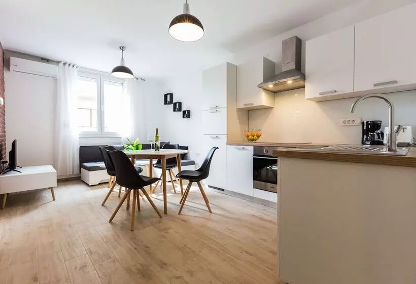 Deluxe Apartment Near The Bridge