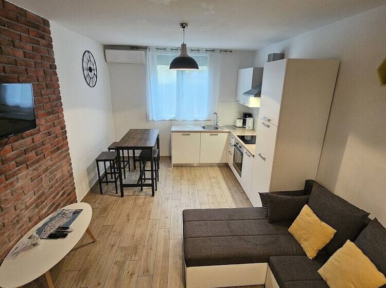 Deluxe Apartment Near The Bridge