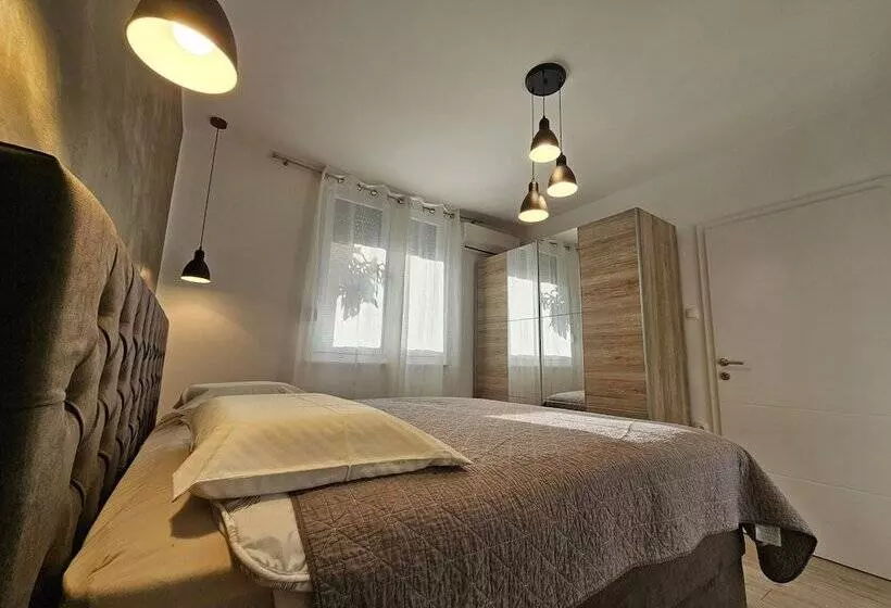 Deluxe Apartment Near The Bridge