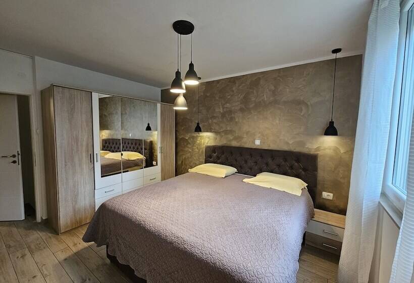 Deluxe Apartment Near The Bridge