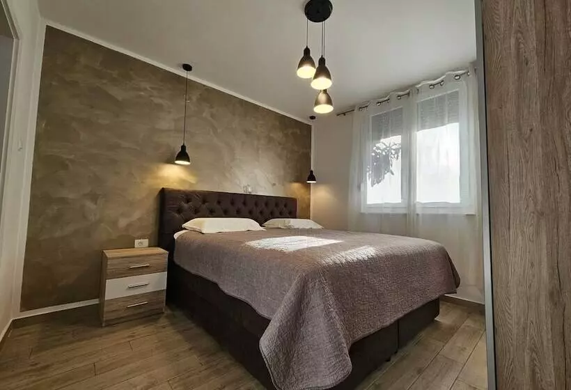 Deluxe Apartment Near The Bridge