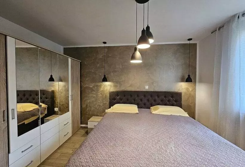 Deluxe Apartment Near The Bridge