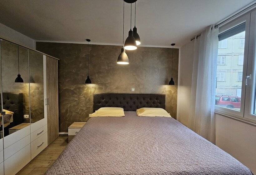 Deluxe Apartment Near The Bridge