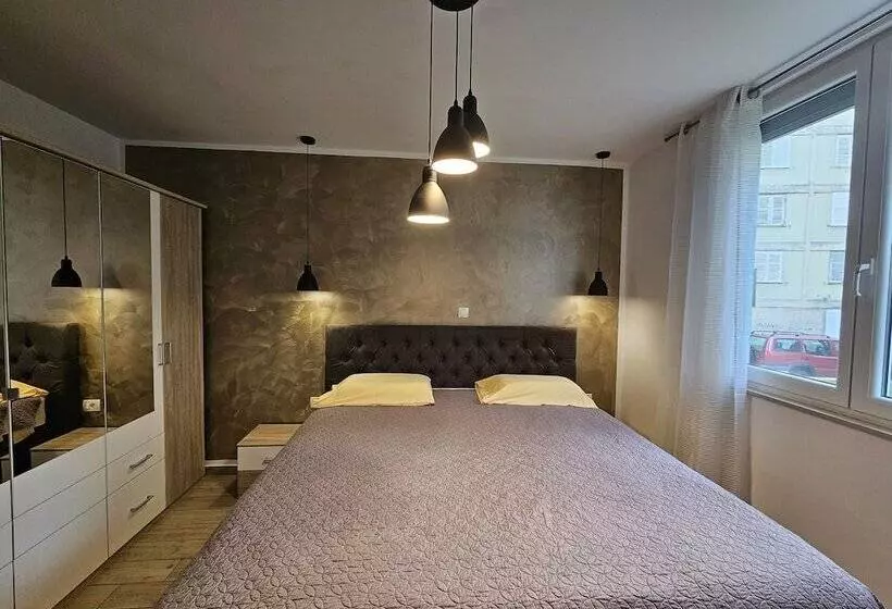 Deluxe Apartment Near The Bridge