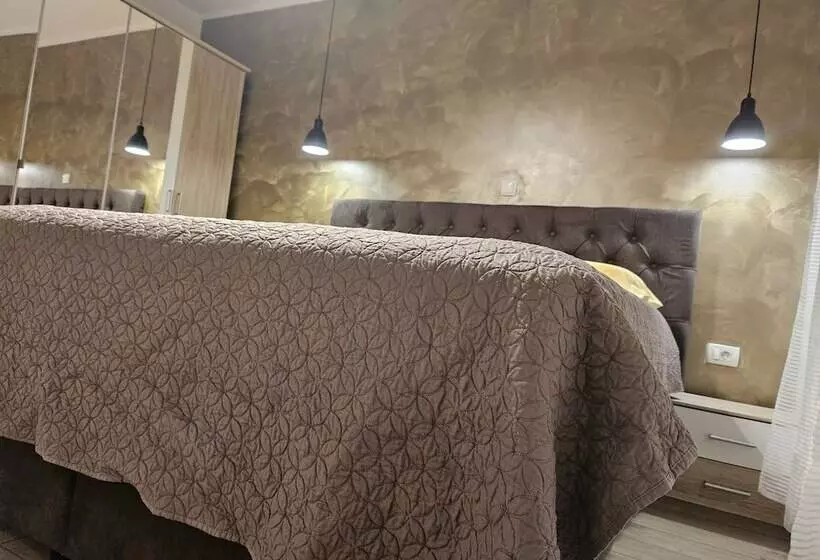 Deluxe Apartment Near The Bridge