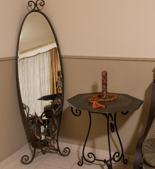 فندق Akrolimnion