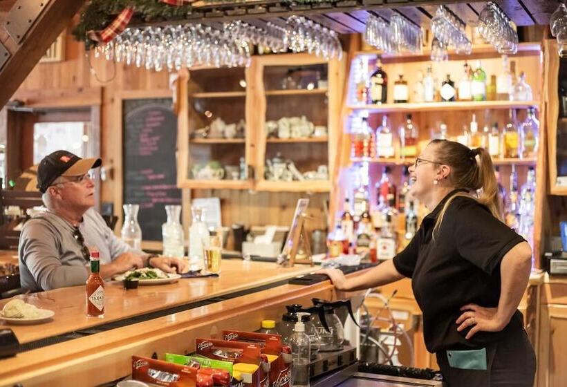 Отель Arrowhead Mountain Lodge