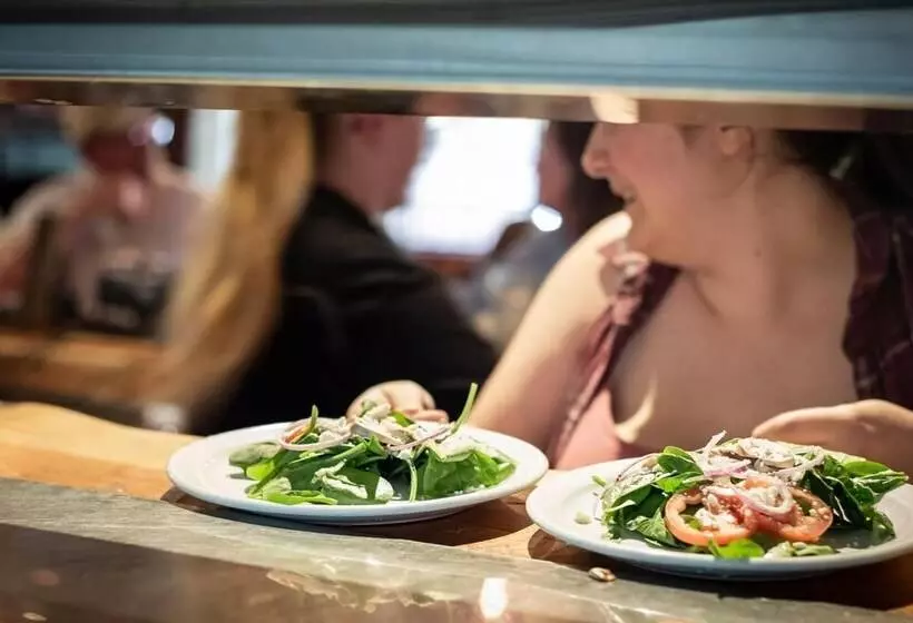 Отель Arrowhead Mountain Lodge