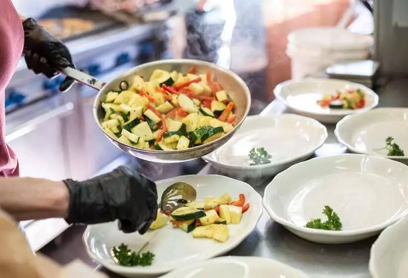 Отель Arrowhead Mountain Lodge