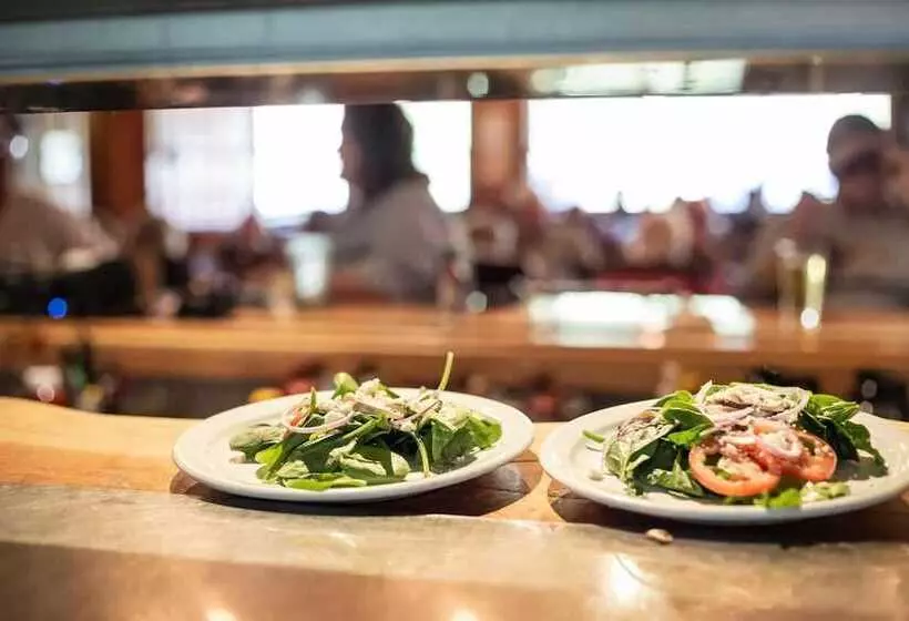 Отель Arrowhead Mountain Lodge