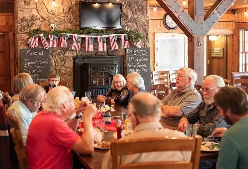 Отель Arrowhead Mountain Lodge