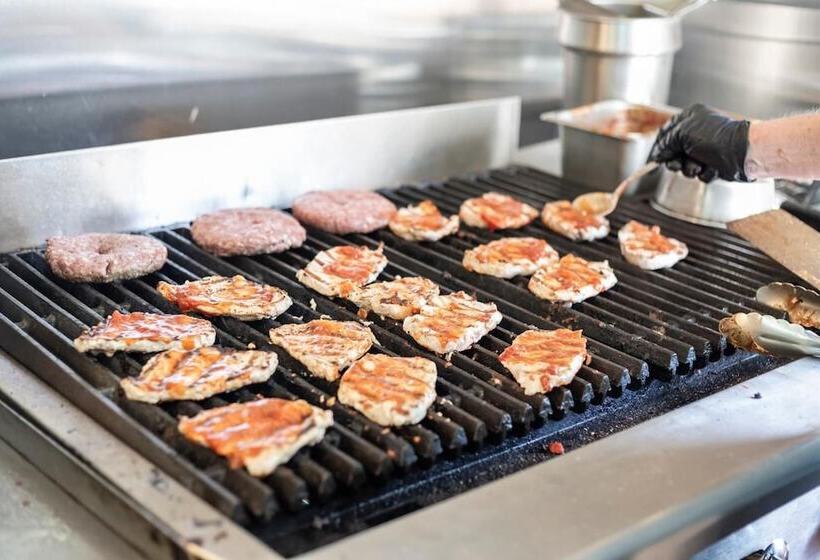 Отель Arrowhead Mountain Lodge