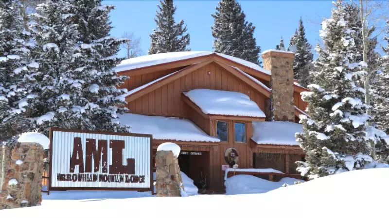 Отель Arrowhead Mountain Lodge