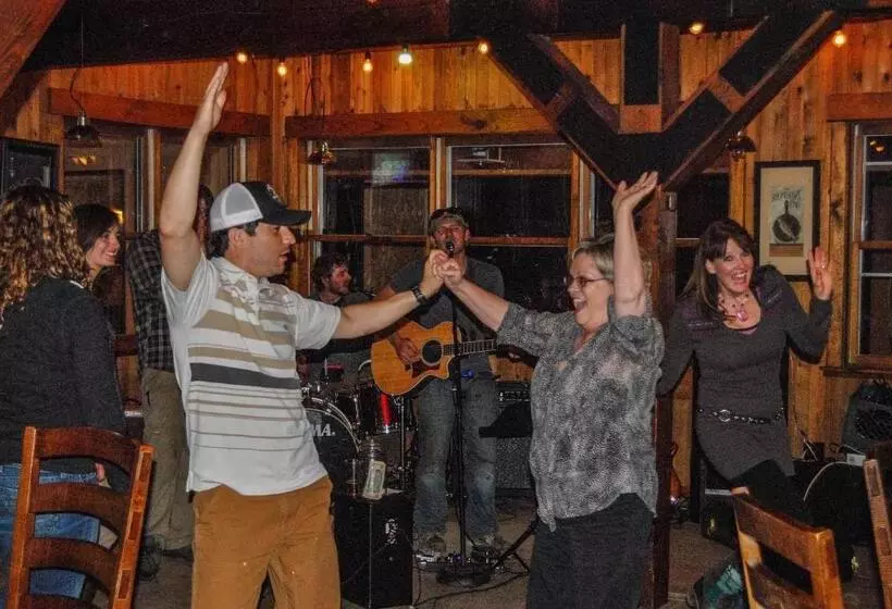 Отель Arrowhead Mountain Lodge