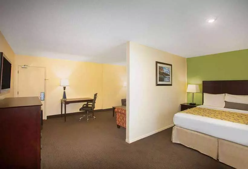 בית מלון כפרי Baymont By Wyndham Jefferson City