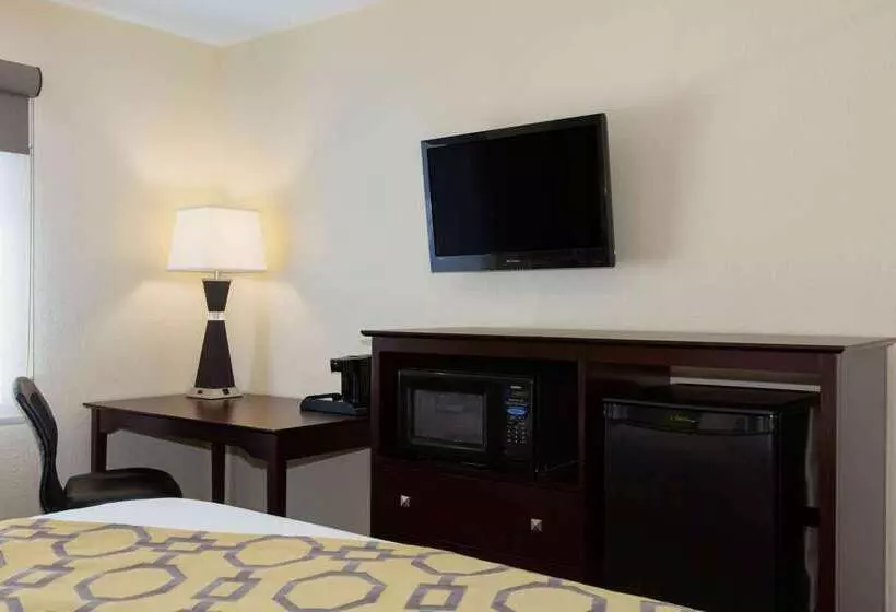 בית מלון כפרי Baymont By Wyndham Jefferson City