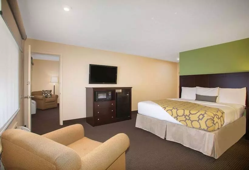 בית מלון כפרי Baymont By Wyndham Jefferson City