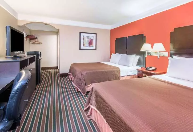 בית מלון כפרי Howard Johnson By Wyndham Historic Lake Charles