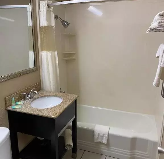 בית מלון כפרי Howard Johnson By Wyndham Historic Lake Charles