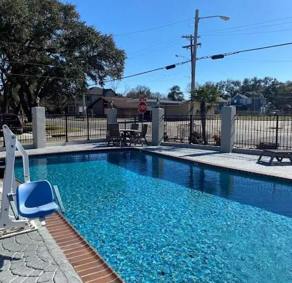 בית מלון כפרי Howard Johnson By Wyndham Historic Lake Charles