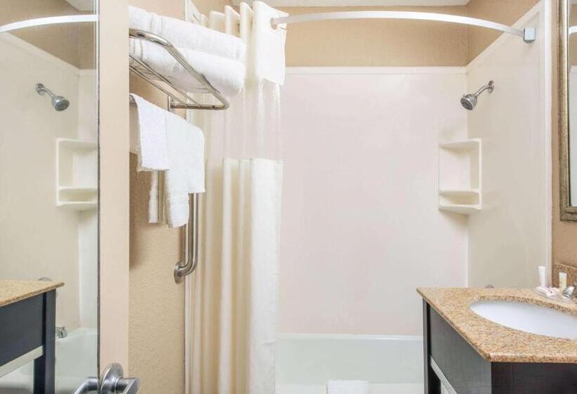 Otel Howard Johnson By Wyndham Historic Lake Charles