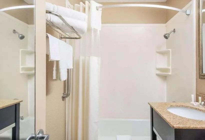 בית מלון כפרי Howard Johnson By Wyndham Historic Lake Charles