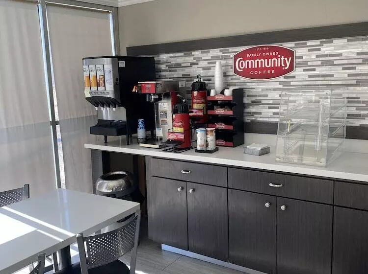 בית מלון כפרי Howard Johnson By Wyndham Historic Lake Charles