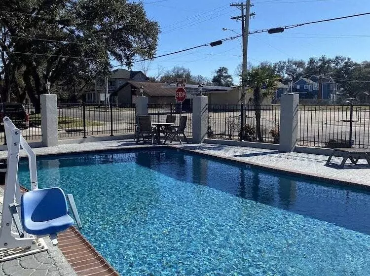 בית מלון כפרי Howard Johnson By Wyndham Historic Lake Charles