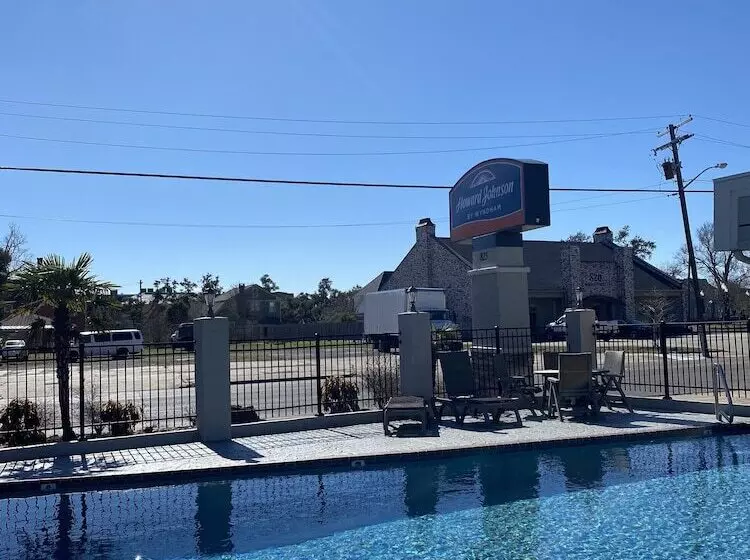 בית מלון כפרי Howard Johnson By Wyndham Historic Lake Charles
