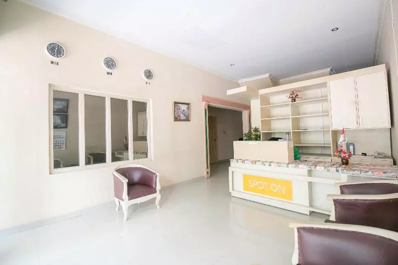 ホテル Grand Azizah Makassar Redpartner