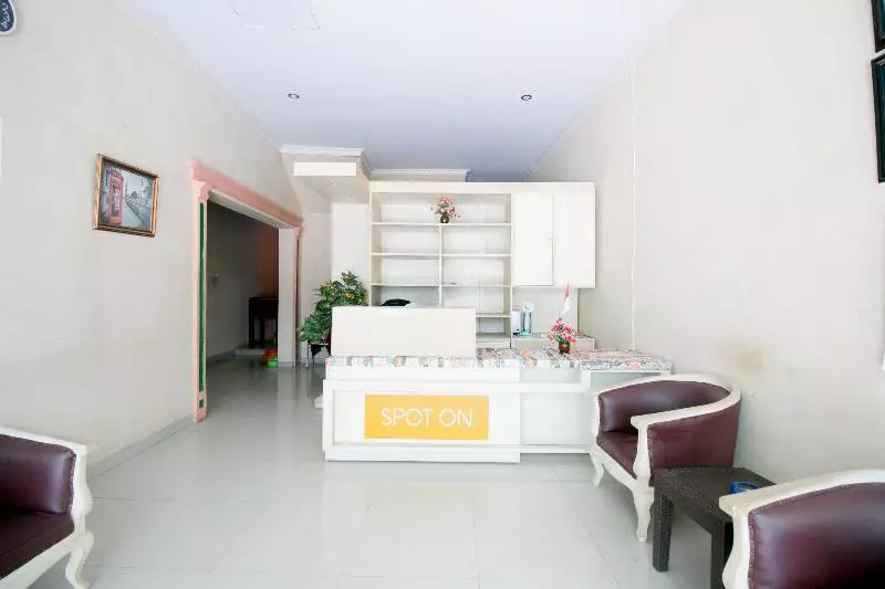 ホテル Grand Azizah Makassar Redpartner