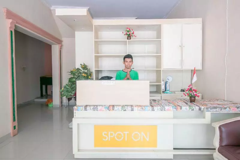 ホテル Grand Azizah Makassar Redpartner