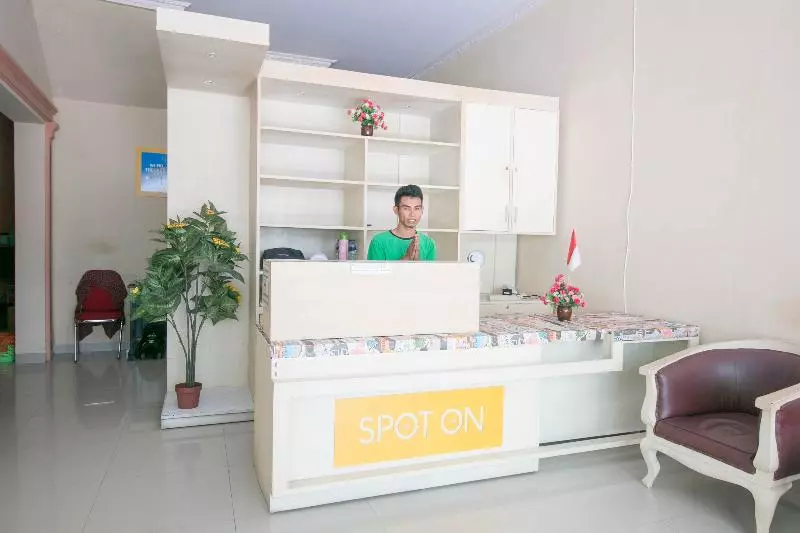 ホテル Grand Azizah Makassar Redpartner