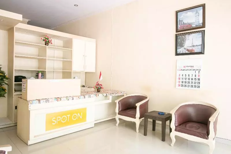 ホテル Grand Azizah Makassar Redpartner