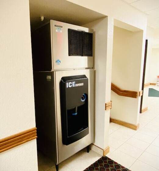 Отель Herington Inn And Suites