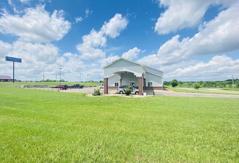 Отель Herington Inn And Suites