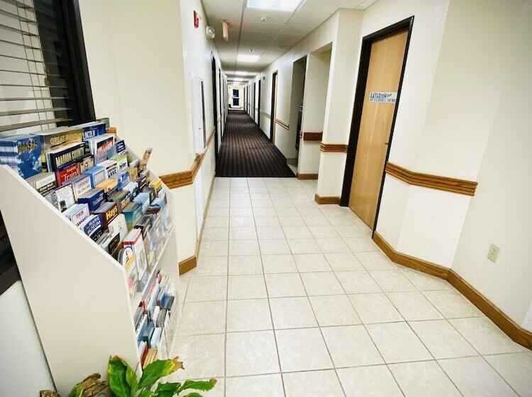 Отель Herington Inn And Suites