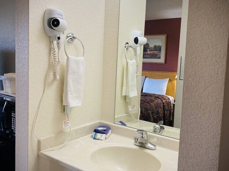 Отель Herington Inn And Suites