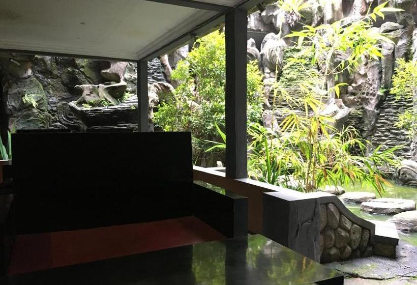 ホテル Oyo 1883 Mulia Tiza